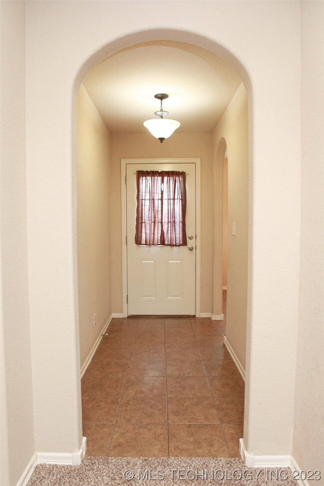 Entryway with curved arches