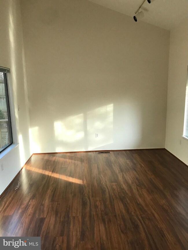 11705 Flints Grove Ln, North Potomac, MD 20878 - photo 4