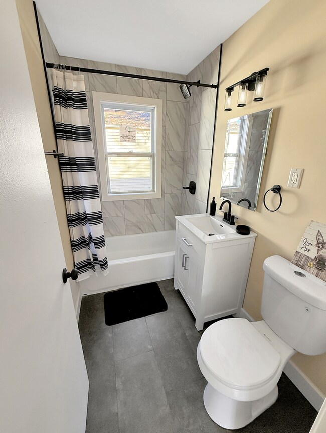 1018 W Atlantic Ave, Waukegan, IL 60085 - photo 5