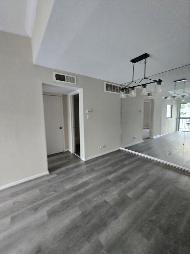 9550 Deering Dr unit 408, Houston, TX 77036 - photo 4