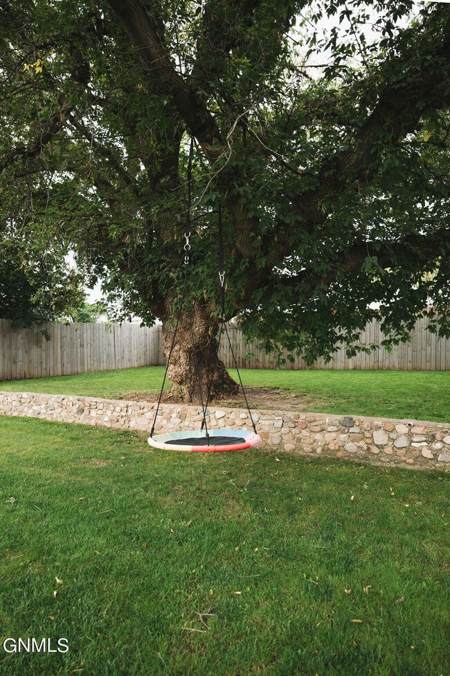 1404 7th Ave SW, Jamestown, ND 58401 - photo 4