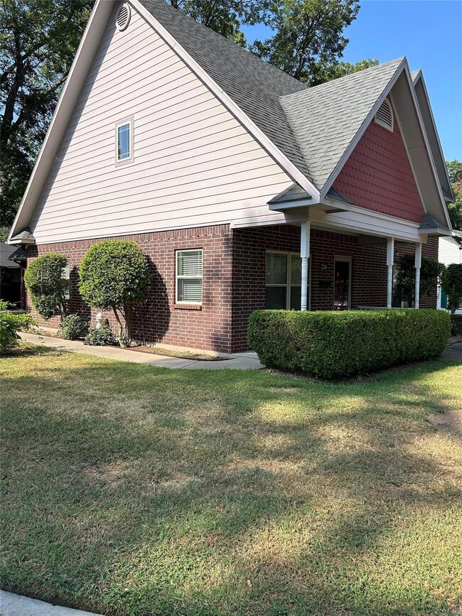 226 Gordon St, Gainesville, TX 76240 - photo 2