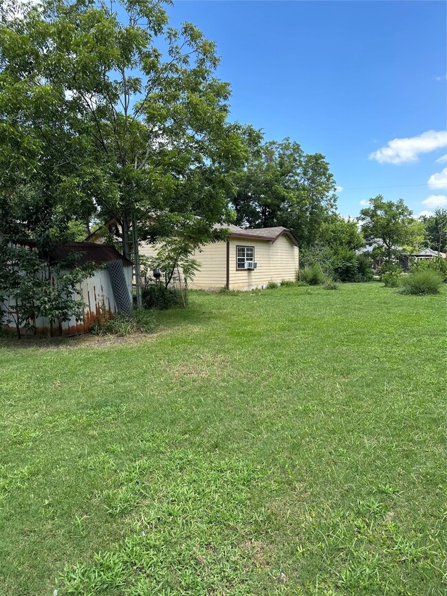 302 Walthall Dr, Houston, TX 77022 - photo 3