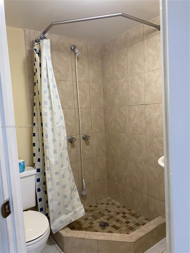 1062 W 42nd Place unit 41, Hialeah, FL 33012 - photo 4