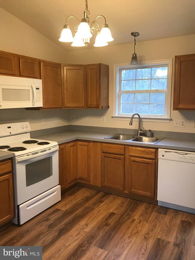 540 Stonewall St, Strasburg, VA 22657 - photo 3