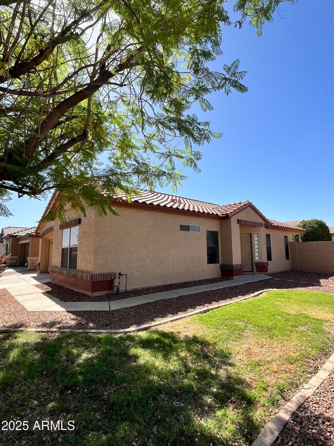 1827 E Carla Vista (1)