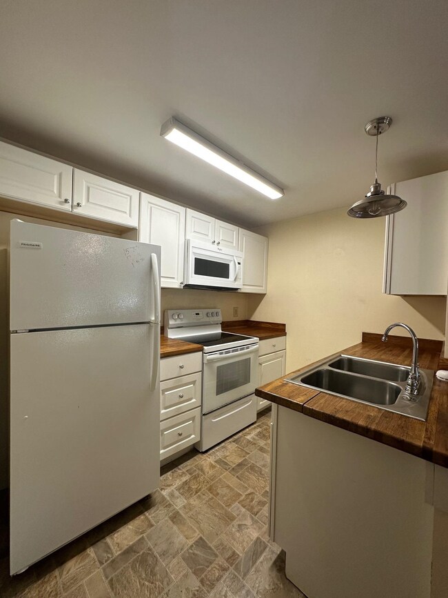 23 Ashuelot St unit D, Winchester, NH 03470 - photo 5