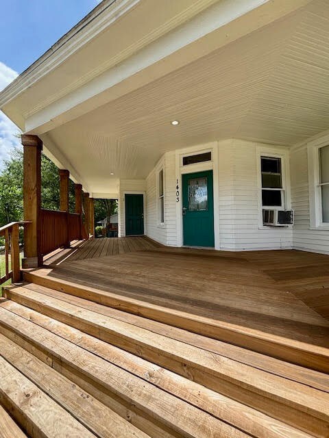Walking distance to Sam Houston, parks, dining ect