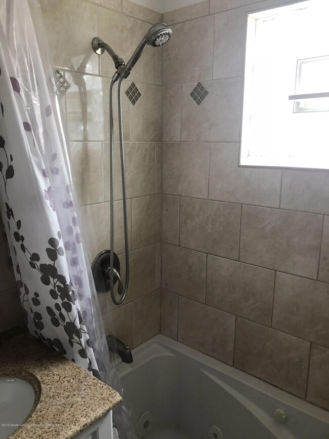 Main floor bath jetted tub