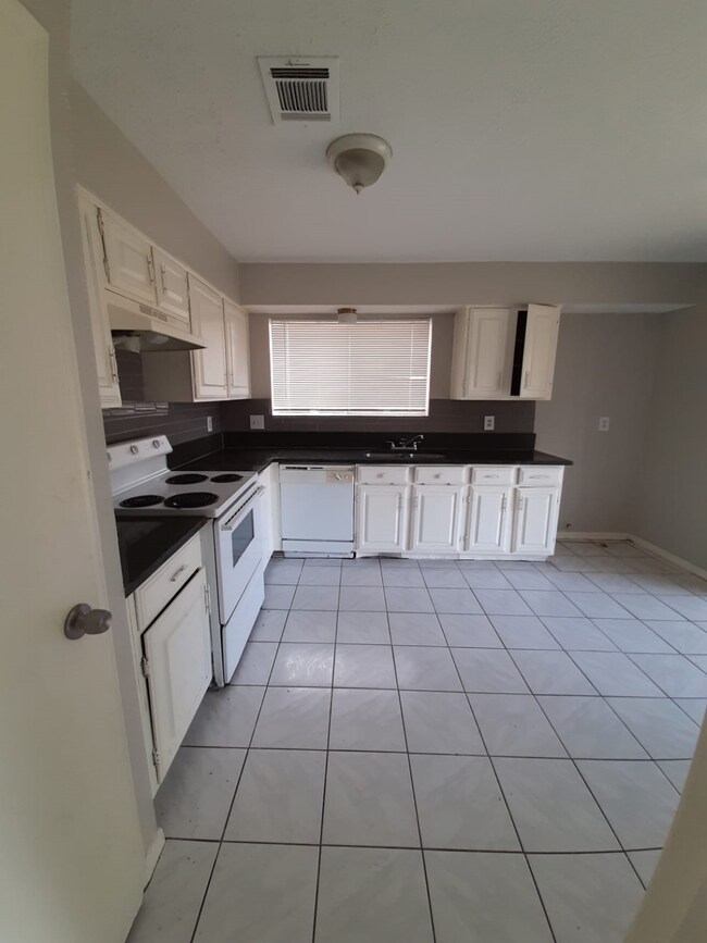 10110 Trade Winds Dr, Houston, TX 77086 - photo 2