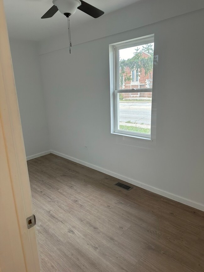 2318 Washington St unit 2, Waukegan, IL 60085 - photo 5