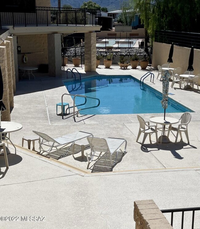 Pool-Clubhouse