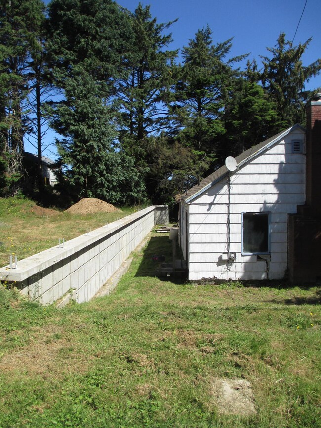 831 SW Galley Ave, Lincoln City, OR 97367 - photo 4