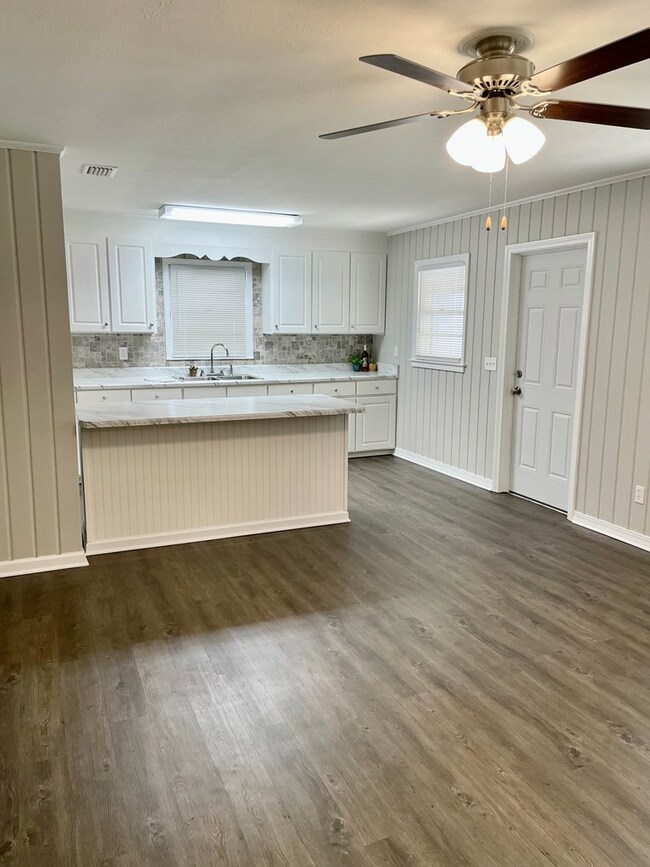 Open Floor plan / eat in kitchen