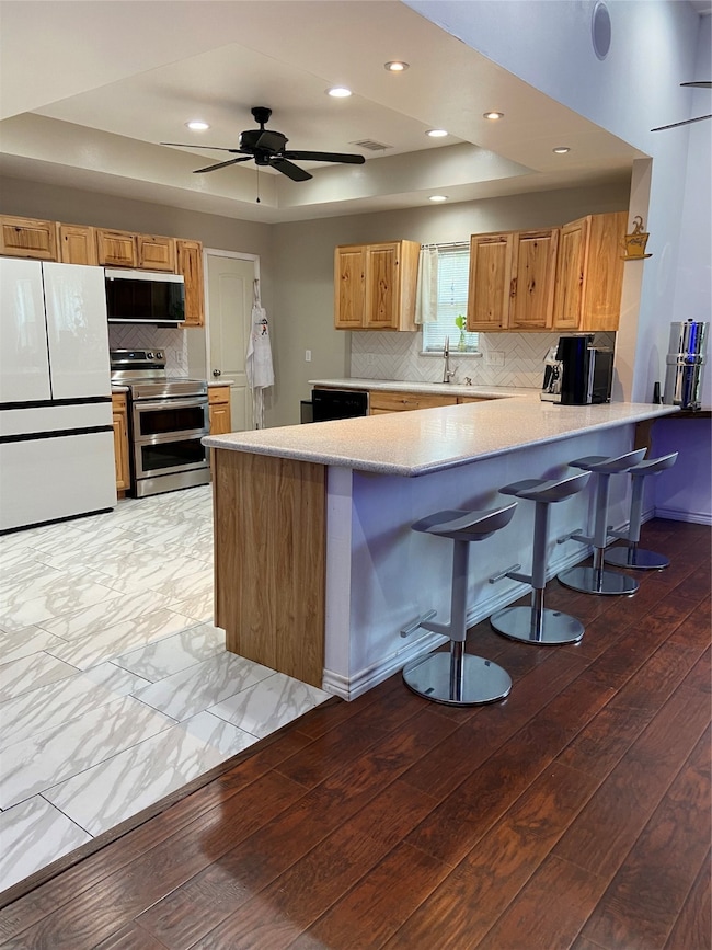 Beautiful open kitchen w/ granite counters