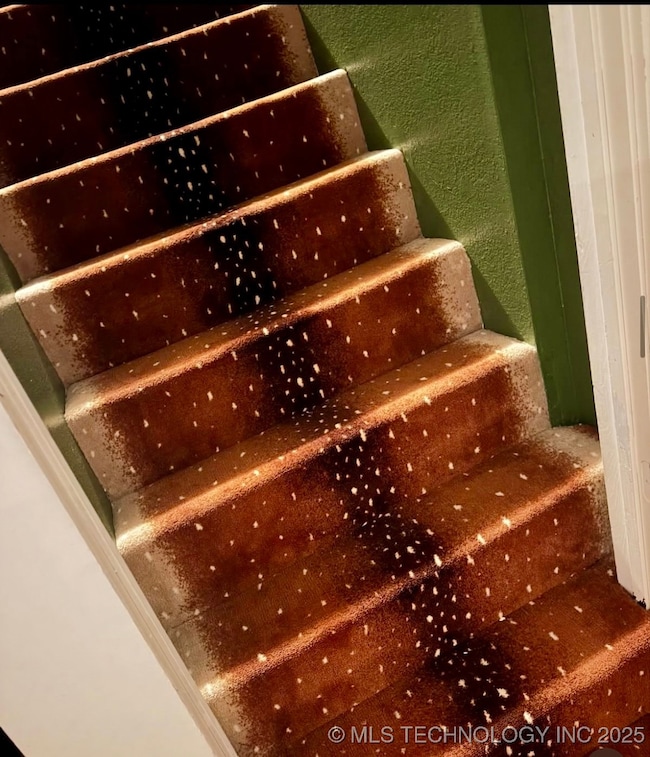 isn't this just the most beautiful designer carpet!  So many luxury features in a farm house.
