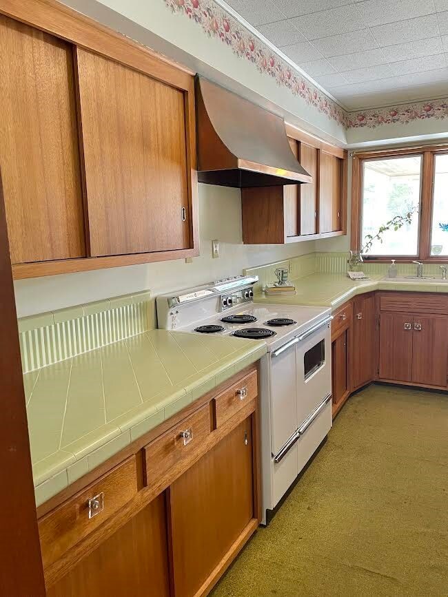 Efficient kitchen  and loads of cabinetry