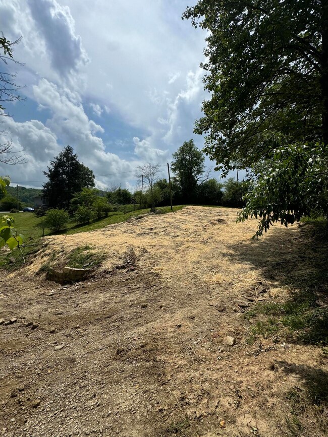 526 Balmoral Rd, Middlesboro, KY 40965 - photo 4