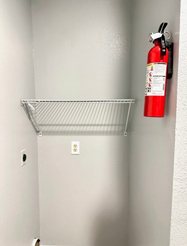 6918 Hirsch Rd unit 9, Houston, TX 77016 - photo 5