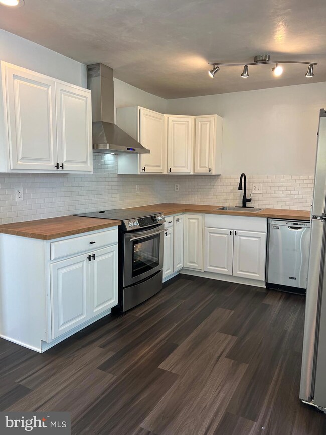 9712 Hagel Cir unit A, Lorton, VA 22079 - photo 4