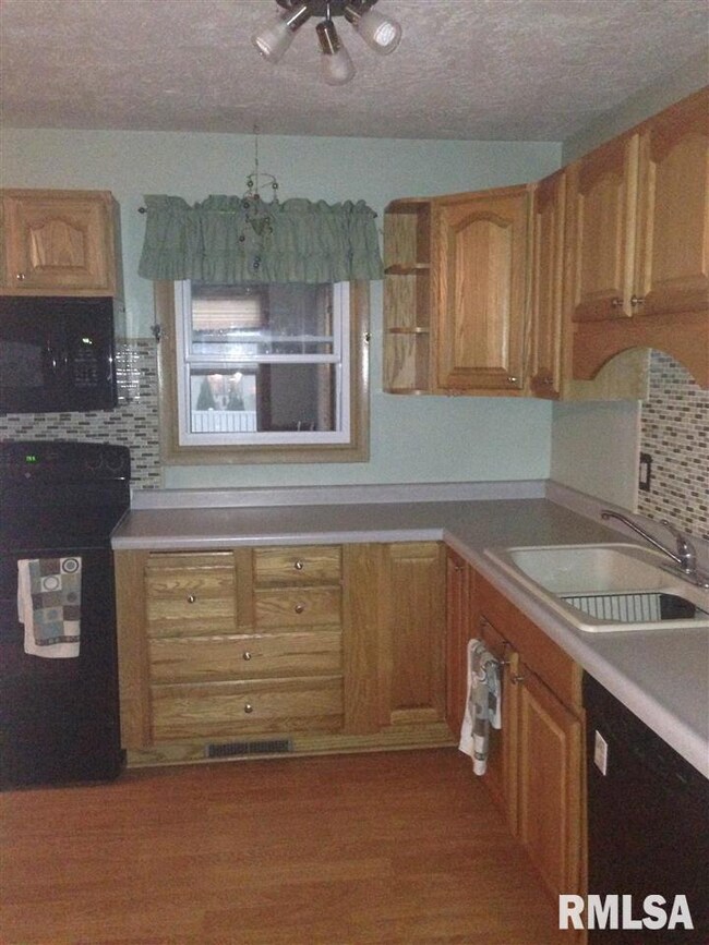 628 W 44th St, Davenport, IA 52806 - photo 4