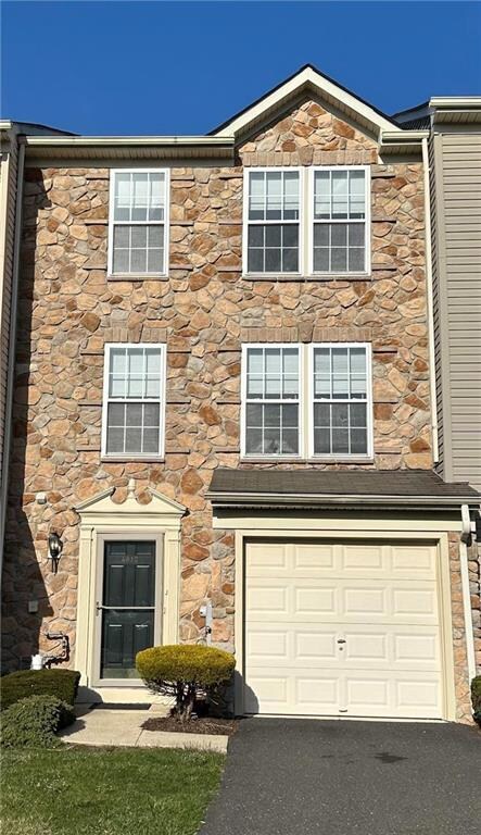 4612 Jasmine Dr, Center Valley, PA 18034 - photo 2