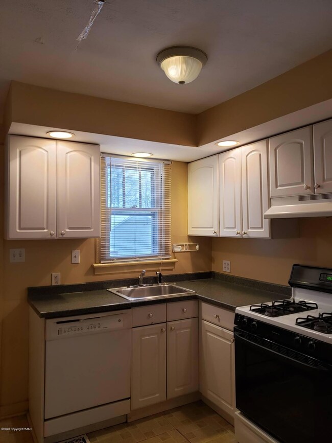 1128 N 5th St unit Front, Stroudsburg, PA 18360 - photo 3