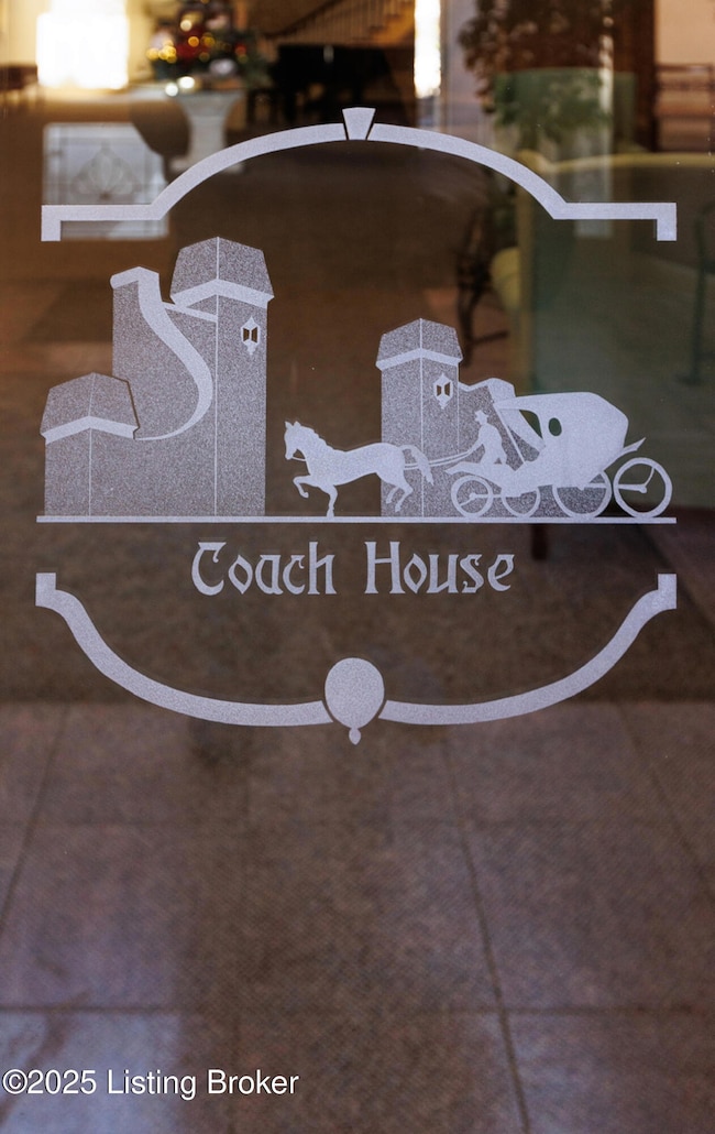 5800 Coach Gate Wynde unit 319C, Louisville, KY 40207 - photo 4