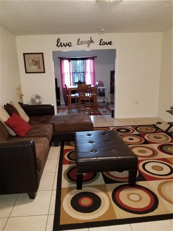 2502 BACK UNIT LIVING ROOM WITH FURNITURE
