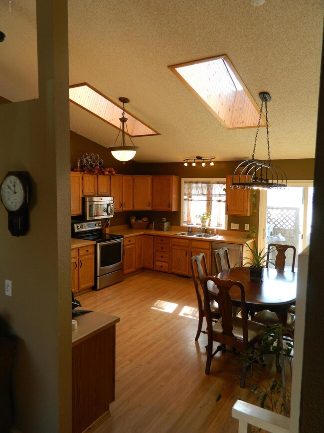 Kitchen & Dining Area