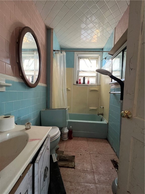 63 Bagley St, Central Falls, RI 02863 - photo 6