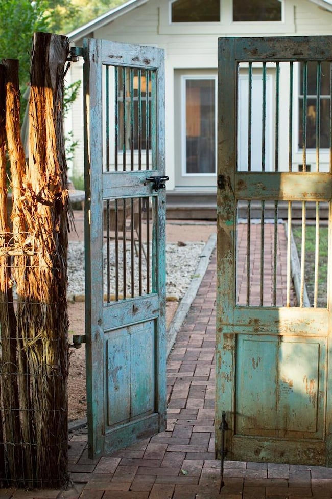 517 W Peach St, Fredericksburg, TX 78624 - photo 3