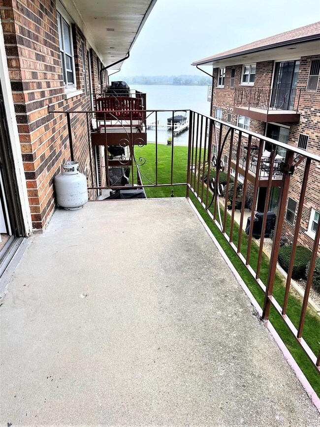 22 N Pistakee Lake Rd unit 3E, Fox Lake, IL 60020 - photo 7