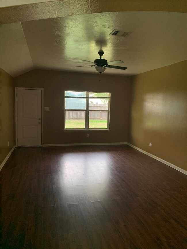 8938 Durham Manor Ln, Houston, TX 77075 - photo 5