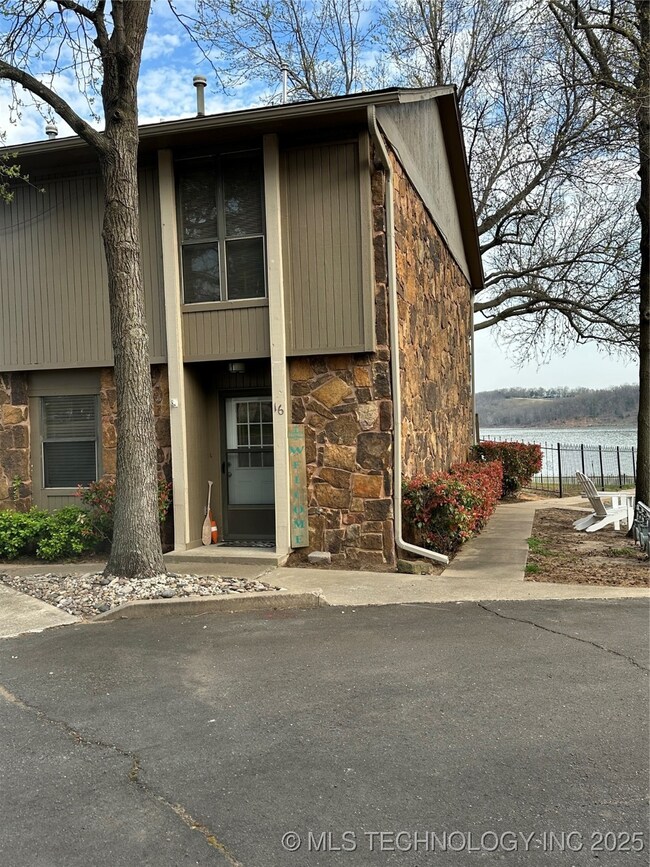 701 Lakeshore Dr unit 16, Eufaula, OK 74432 - photo 4