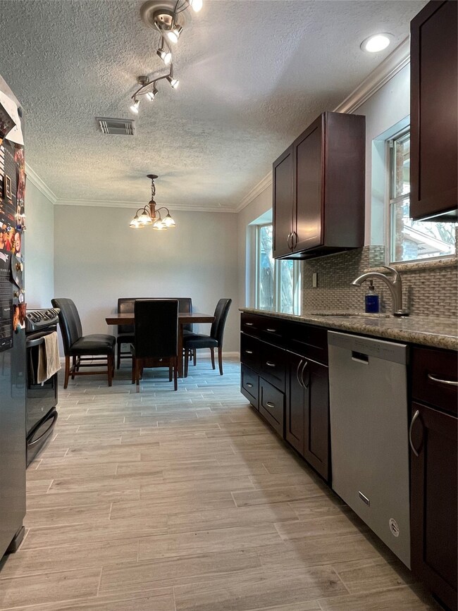 17019 Townes Rd, Friendswood, TX 77546 - photo 3