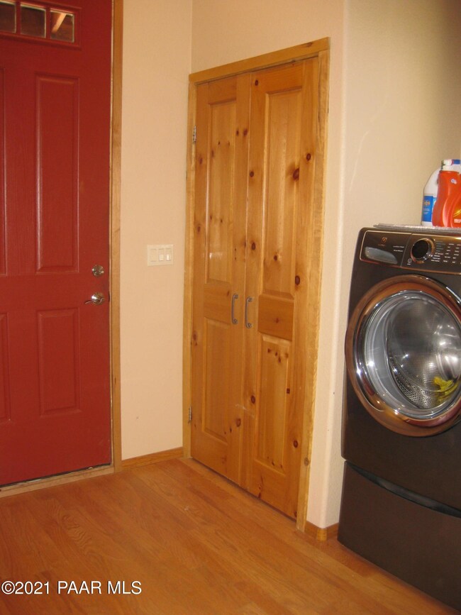 Entry/Laundry & Pantry