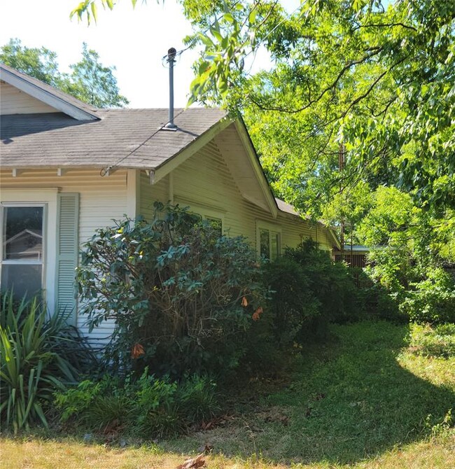 219 Monroe St, Cleburne, TX 76033 - photo 4