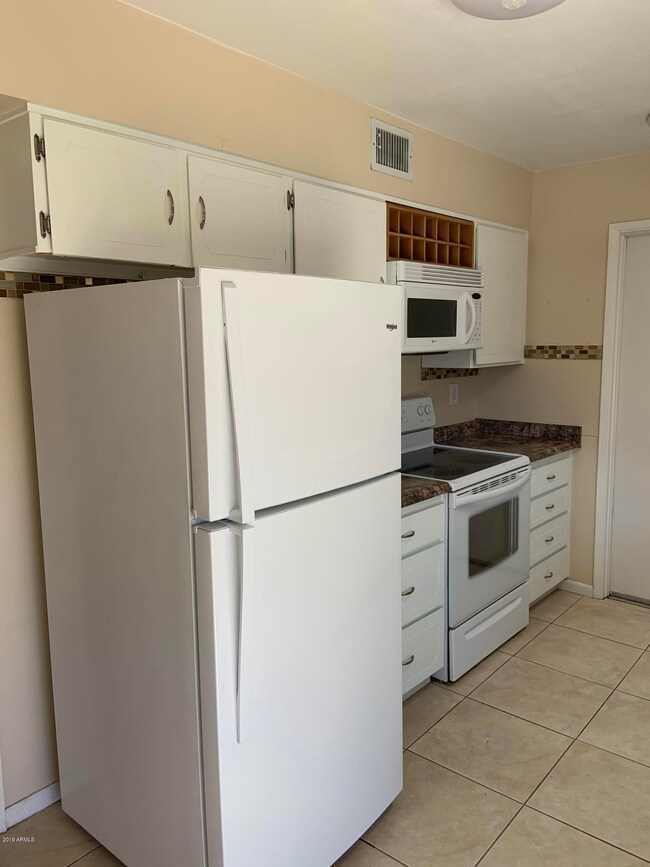 10813 W Santa fe Dr, Sun City, AZ 85351 - photo 5