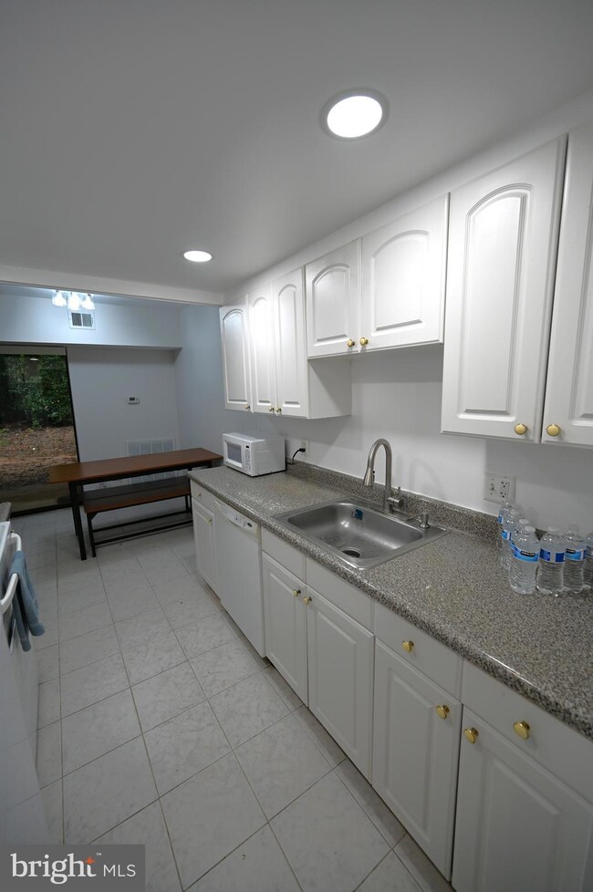 2237 Castle Rock Square unit 1B, Reston, VA 20191 - photo 7