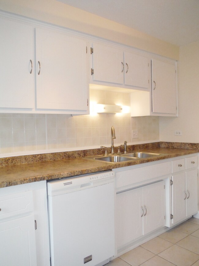 Kitchen - lots of cabinets!