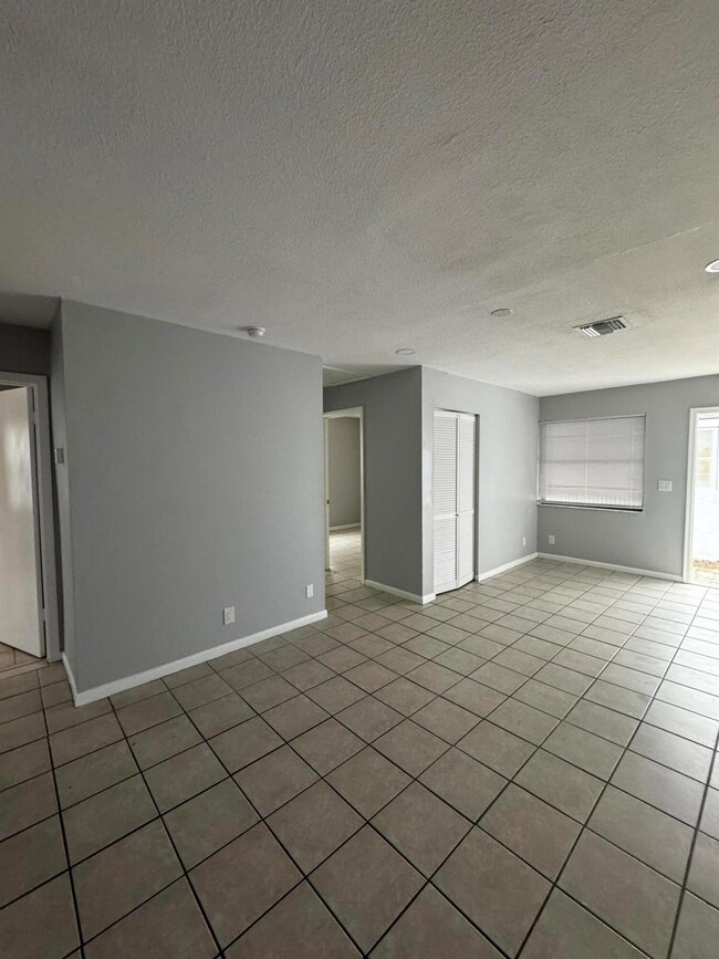 518 Avenue I unit B, Riviera Beach, FL 33404 - photo 3