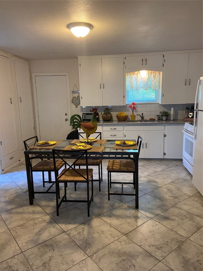 1115 2nd St, Bay City, TX 77414 - photo 7