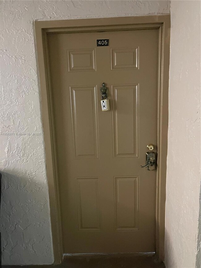 Kendall Lakes Towers unit 405, Miami, FL 33193 - photo 2