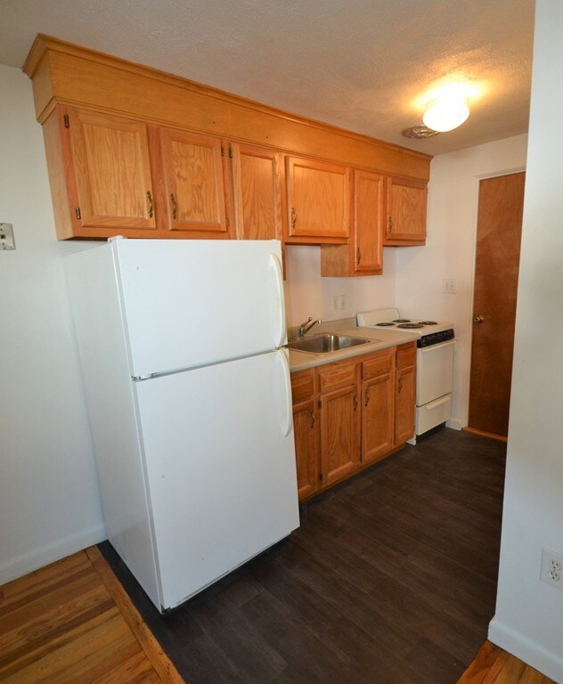 25 School Ave unit D, Waltham, MA 02453 - photo 4