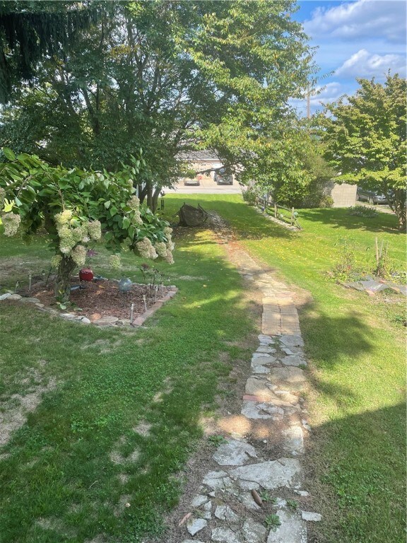 310 Longfellow St, Vandergrift, PA 15690 - photo 3