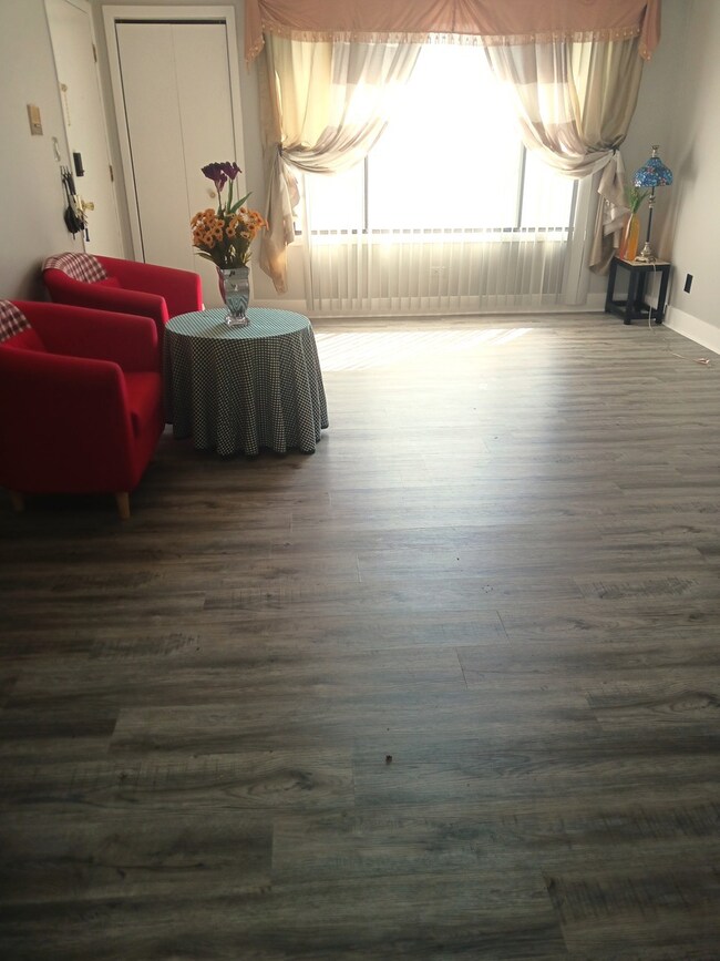 9330 Hamilton Ct unit E, Des Plaines, IL 60016 - photo 3