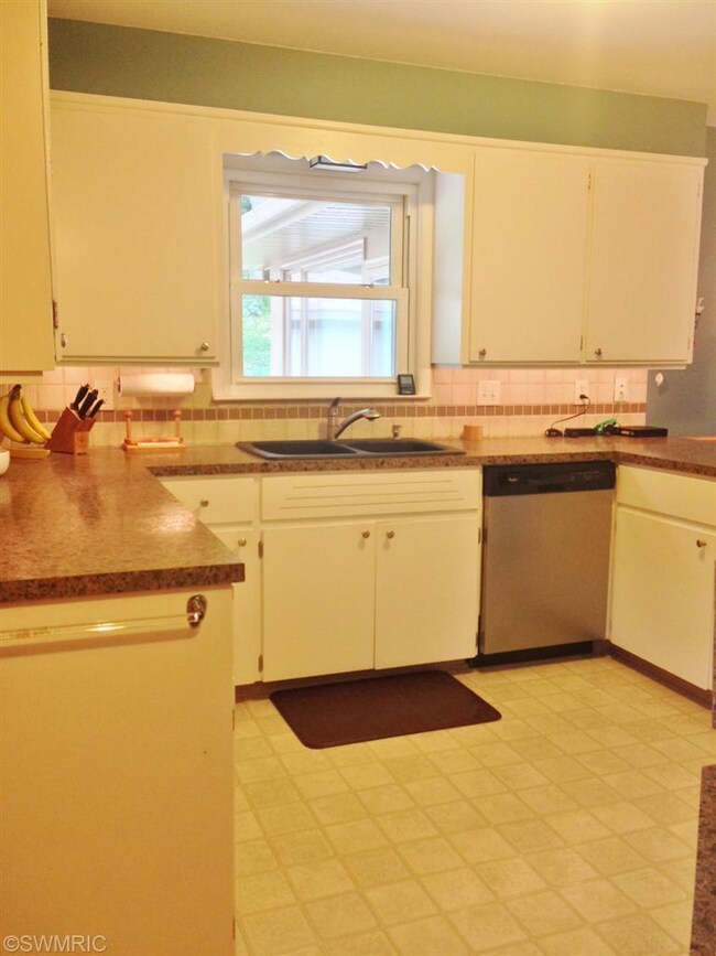 1544 10th St NW, Grand Rapids, MI 49504 - photo 3