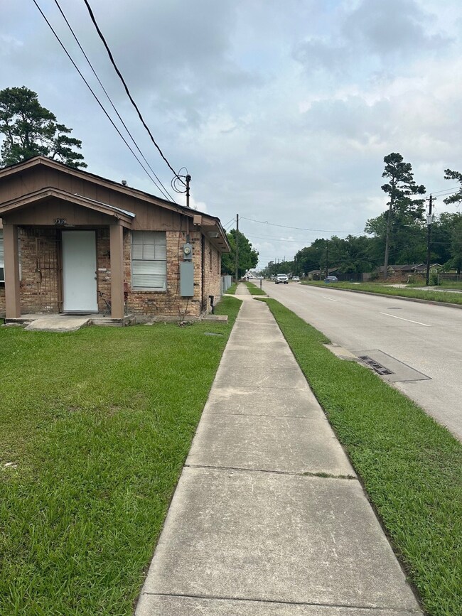 7319 Ley Rd, Houston, TX 77028 - photo 2
