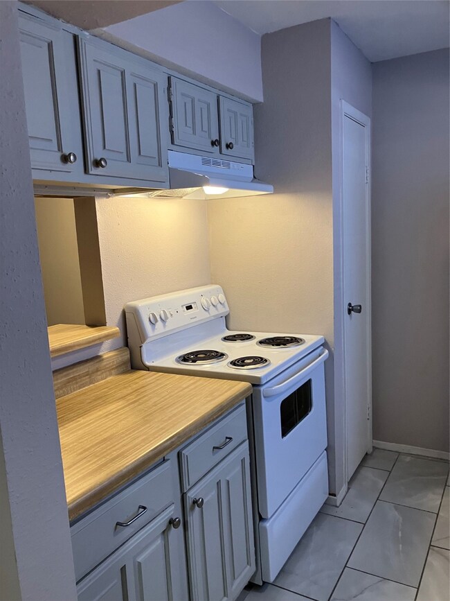 6001 Reims Rd unit 1406, Houston, TX 77036 - photo 5